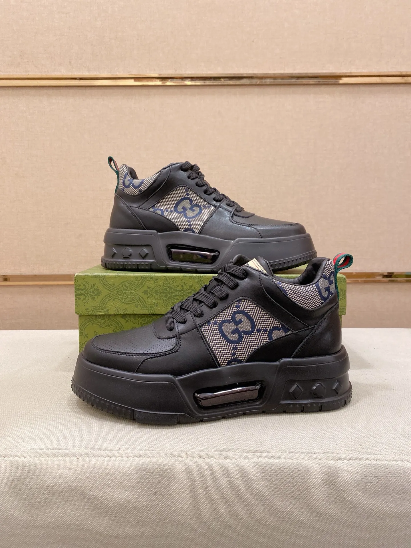 Factory price: 442💰 (GUCCI) The latest model from the official website🎁🎁Casual and fashionable men's shoes👟, hot style💥The style is simple and elegant, exclusive for trendy men. Unique official website's latest brand elements👑original Gucci decoration, fashionable and generous, the fabric is original cowhide ✅sheepskin lining, the official website specifies wear-resistant casual outsole, the classic model is taken in kind at the counter🎬38-44 (can be customized for 45 non-refundable)
